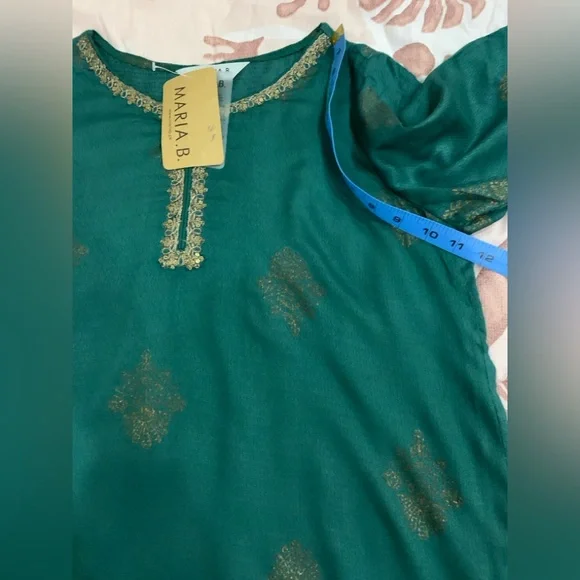 Green and Gold Embroidered Kurta Set - Picture 9 of 10